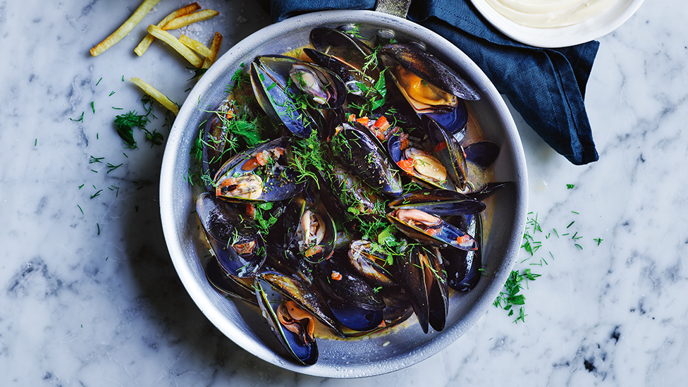 Mussel in tomato and wine broth