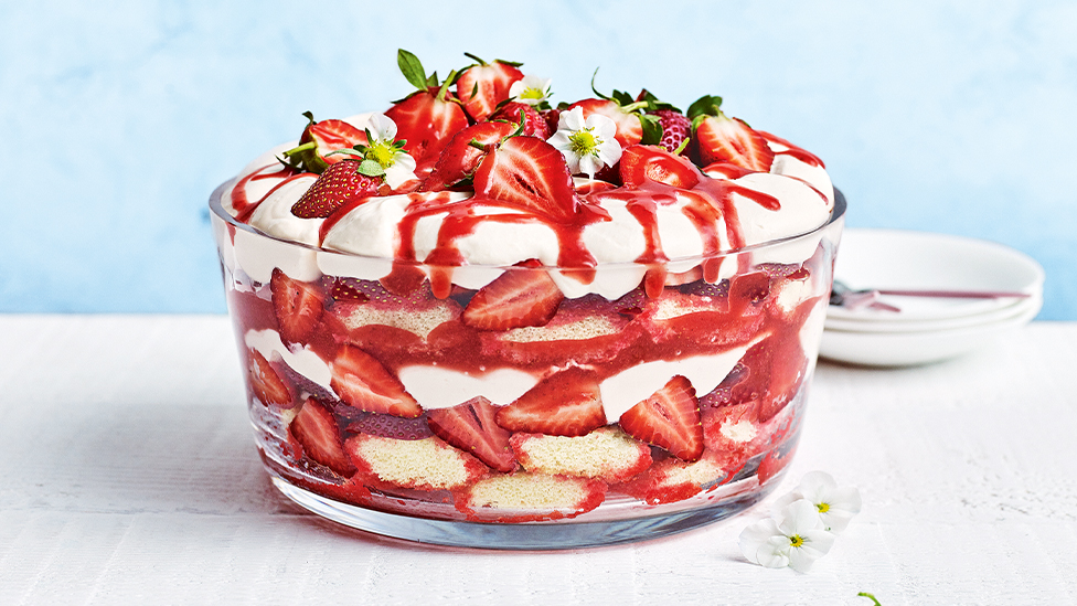 No-cook strawberry cheesecake trifle