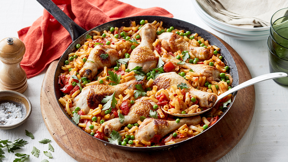 One-pan chicken and pea macaroni