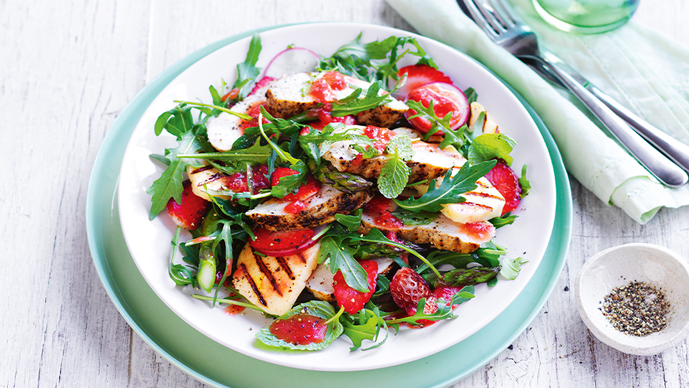 Peppered chicken and strawberry salad
