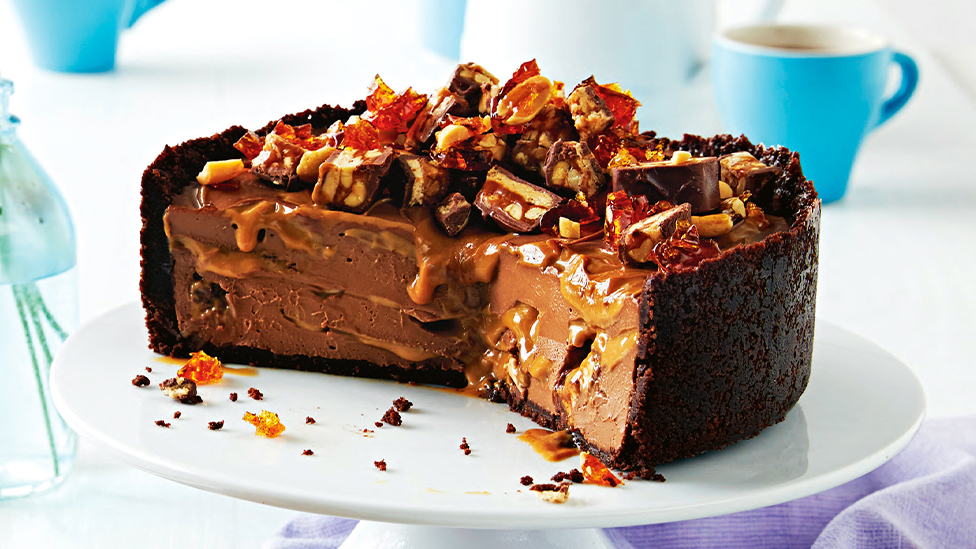 Snickers cheesecake