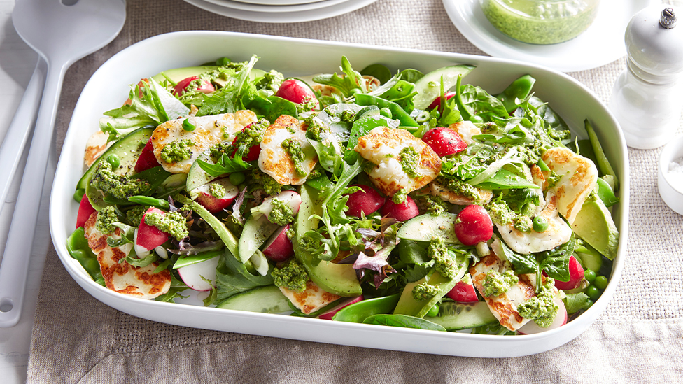 Spring salad with rocket and pistachio dressing