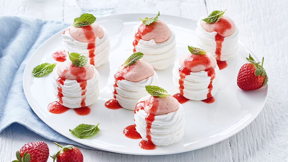 Strawberry mousse meringues