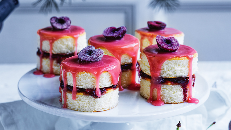 Sugared cherry sponge cakes