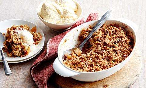 Apple and sultana crumble