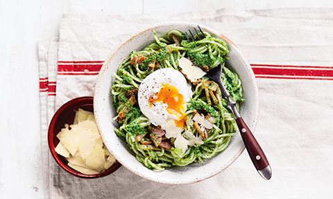 Bacon and egg pesto spaghetti