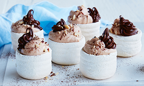 Chocolate-hazelnut mini pavlovas