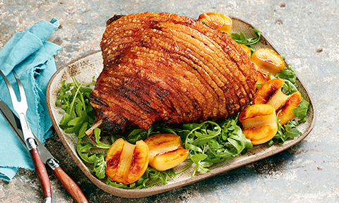 Crispy pork roast with mulled apples