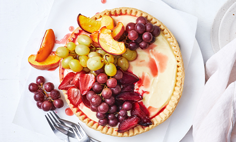 Custard tart with rosé roasted fruit