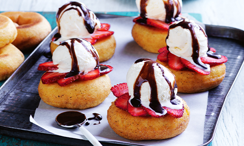 Grilled donuts with strawberries