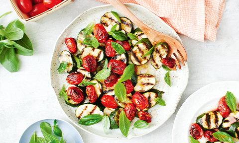 Marinated barbecued zucchini and tomatoes