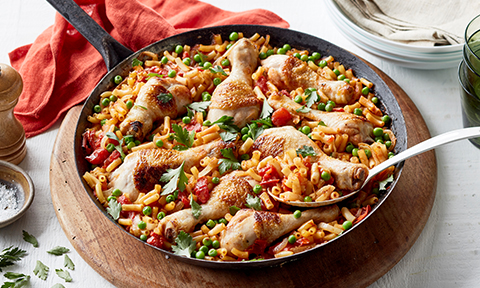 One-pan chicken and pea macaroni