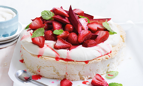 Pavlova with yoghurt, rhubarb and strawberry