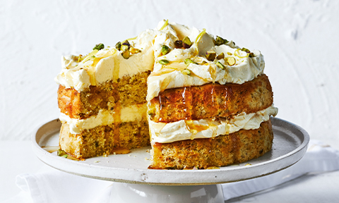 Pistachio and yoghurt spice cake