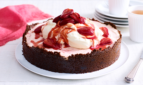 Roasted strawberries and cream cheesecake