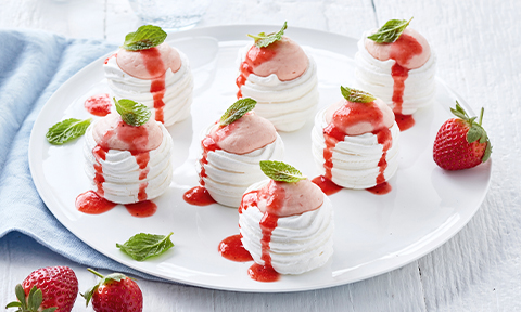 Strawberry mousse meringues