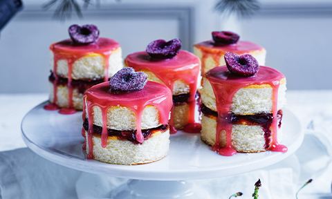 Sugared cherry sponge cakes