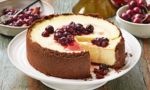 White chocolate cheesecake with fresh cherries