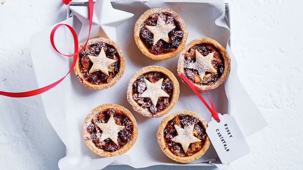 Six gingerbread mince pies shaped into stars
