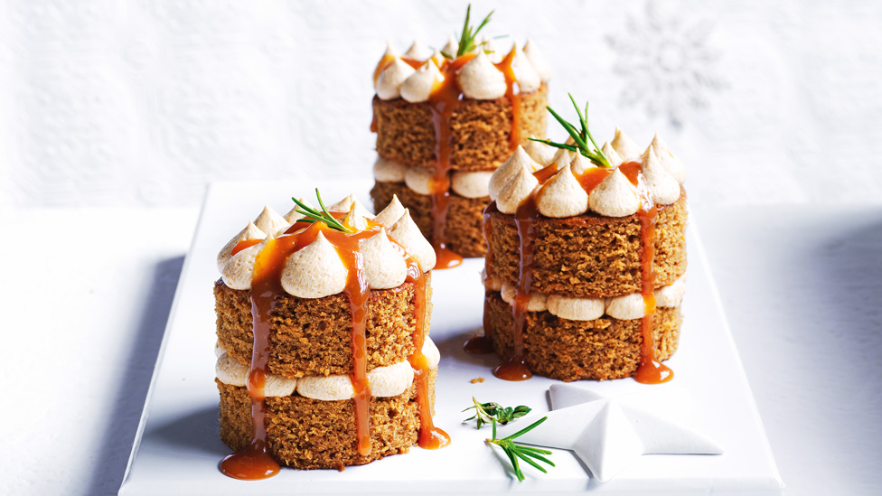 Three mini gingerbread two layers naked cakes