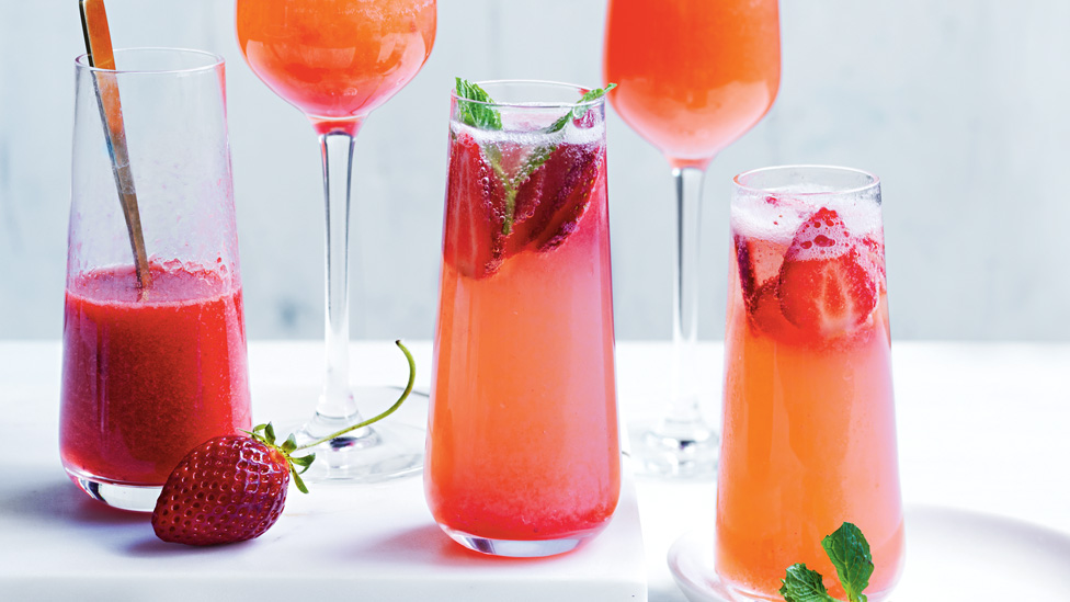 Two cups of sparkling strawberry and lemon fizz