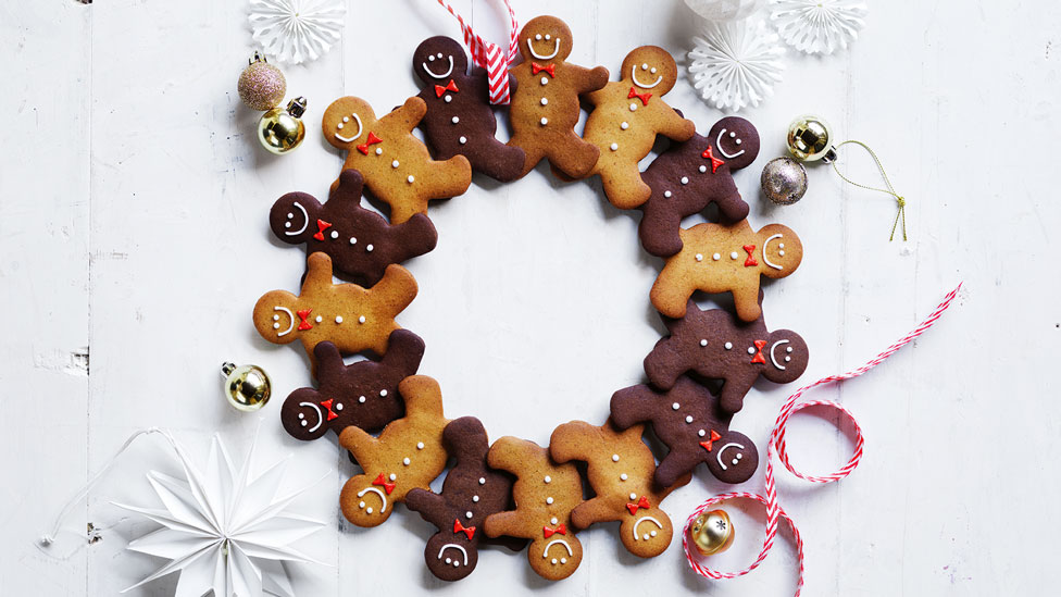 Wreath made of basic and chocolate gingerbread