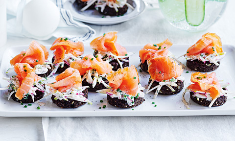 11 smoked salmon croutons on a baking tray