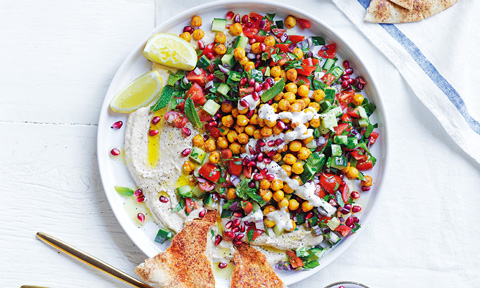 Spiced chickpea tabouli with bread pieces