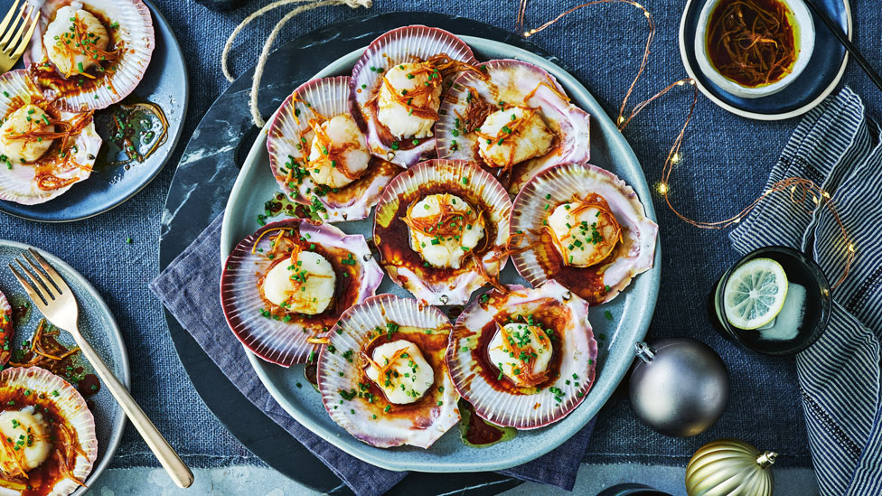 Steamed scallops with ginger and soy dressing