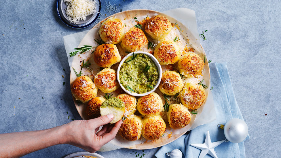 Rosemary and cheese bread wreath with spinach dip
