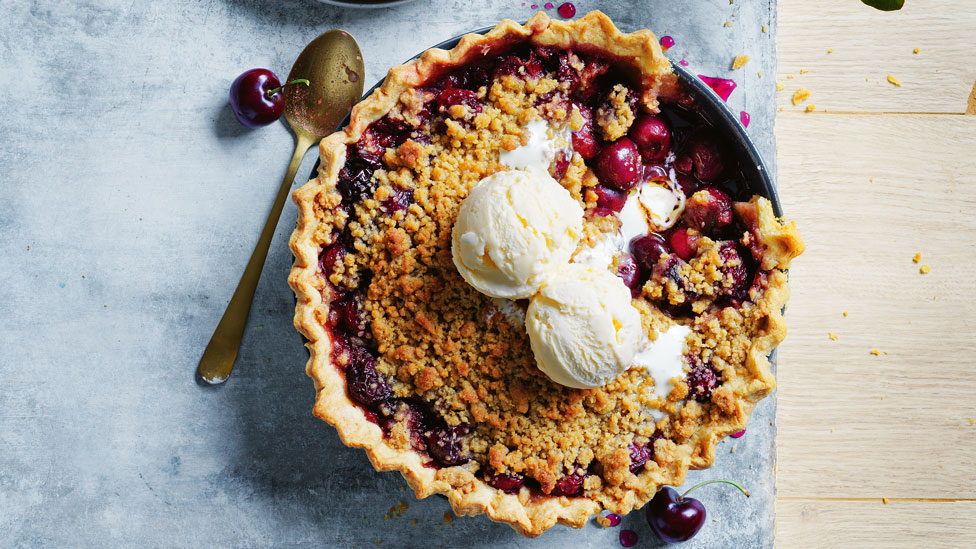 Spiced cherry crumble pie