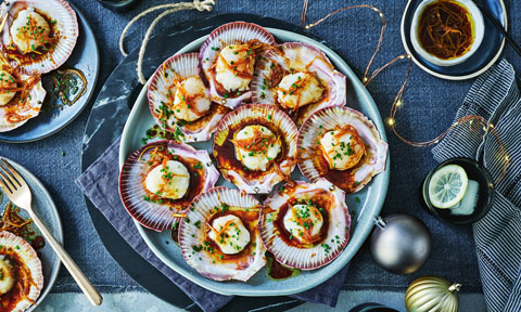 Steamed scallops with ginger and soy dressing