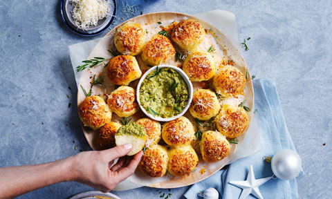 Rosemary and cheese bread wreath with spinach dip