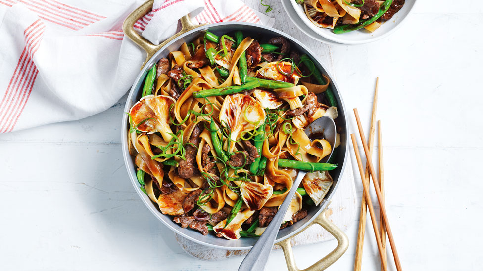 Chow fun noodle stir-fry with beef and green bean