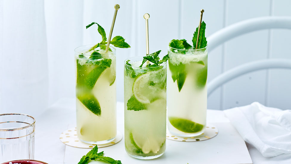 3 glasses of mojito with mint and straws