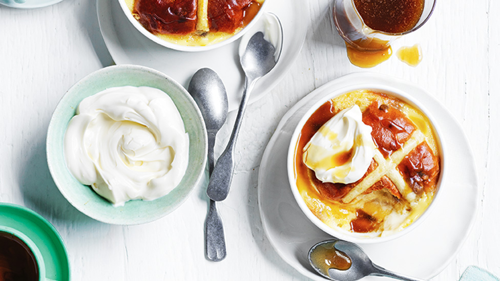Hot cross puddings with apples and cream mixture