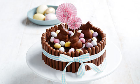 Easter mud cake with chocolate Easter bunnies and mini eggs