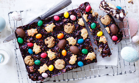 Easter fridge slice with chocolate and biscuit mixture