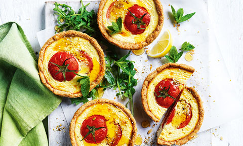 Four tarts with 3 cheese and tomatoes