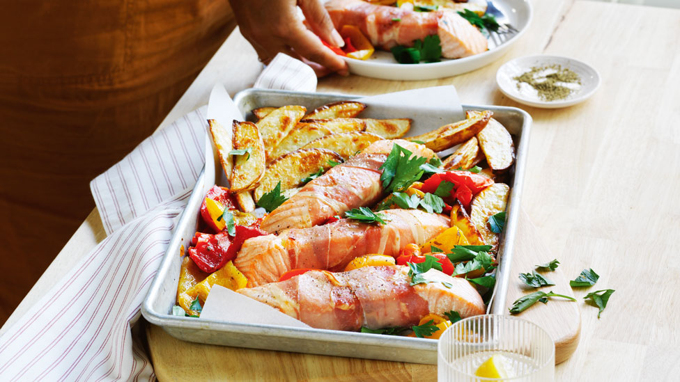 Prosciutto-wrapped salmon with wedges