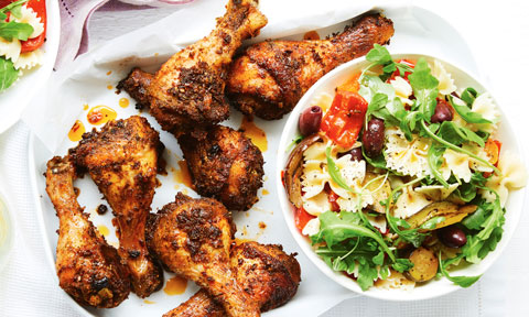 Chicken drumsticks with pasta salad