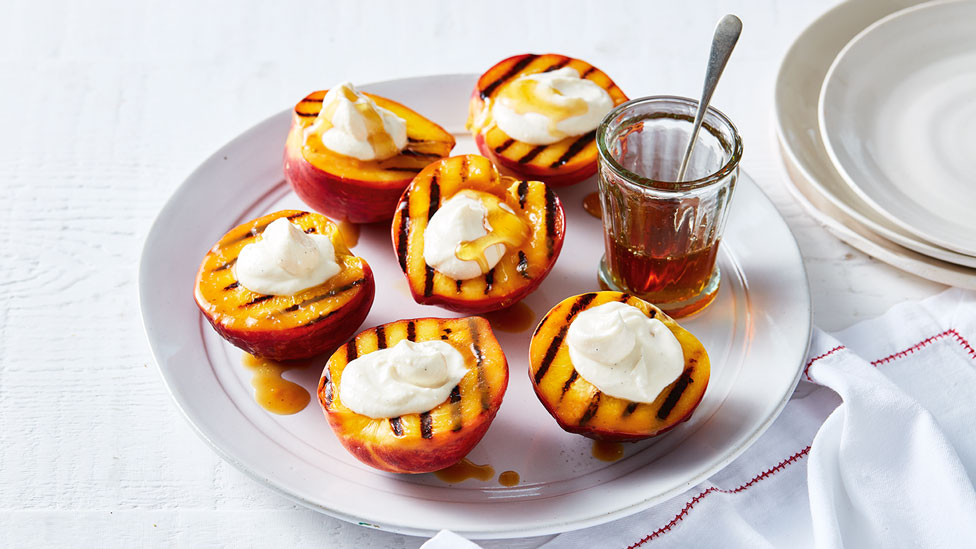 Six grilled peaches with vanilla ricotta
