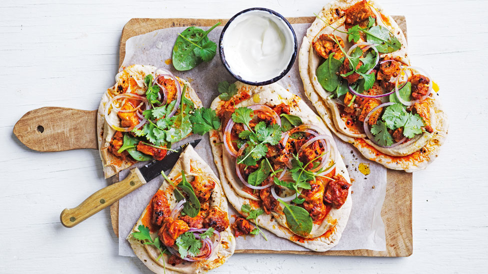 Four flatbreads with chicken tandoori and coriander