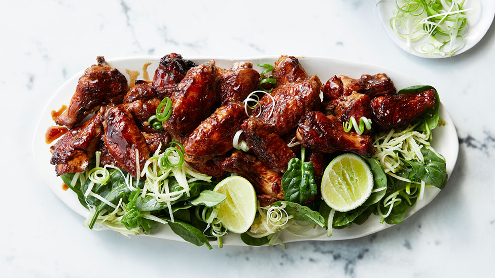 Sticky wings with spinach, lime and apple salad