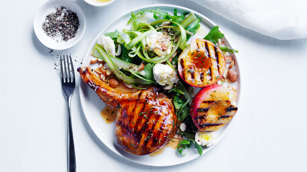 Rosemary pork cutlets with nectarine salad mixture