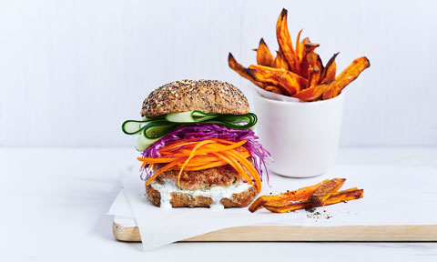 Turkey burgers with chips and herbed yoghurt sauce