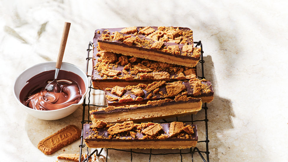 Biscoff caramel slice