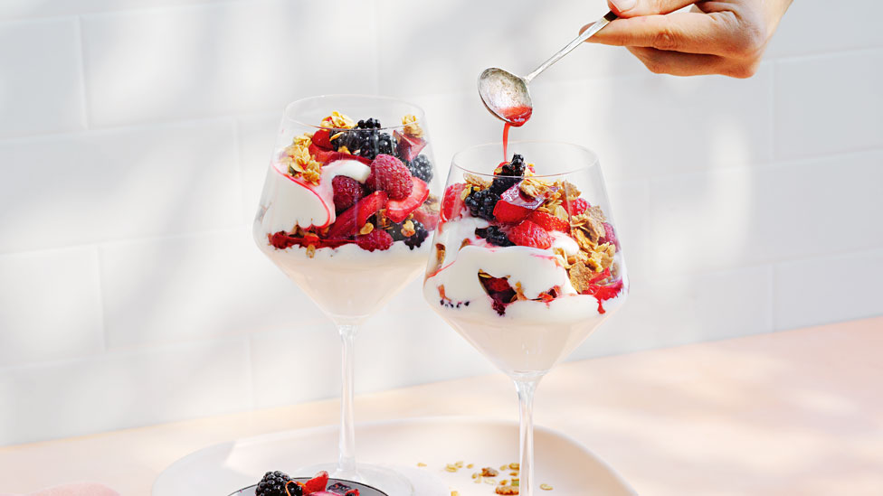 Breakfast granola trifle