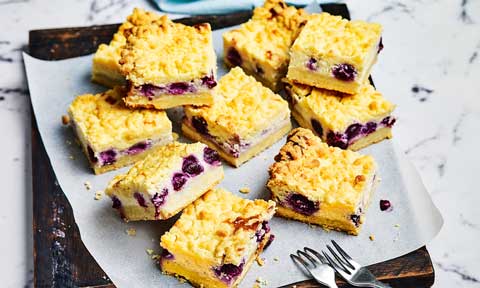 Lemon and blueberry cheesecake slice