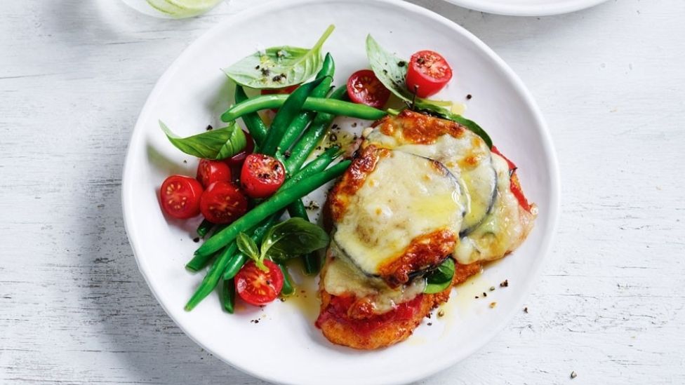 Chicken parmigiana with green beans and tomato